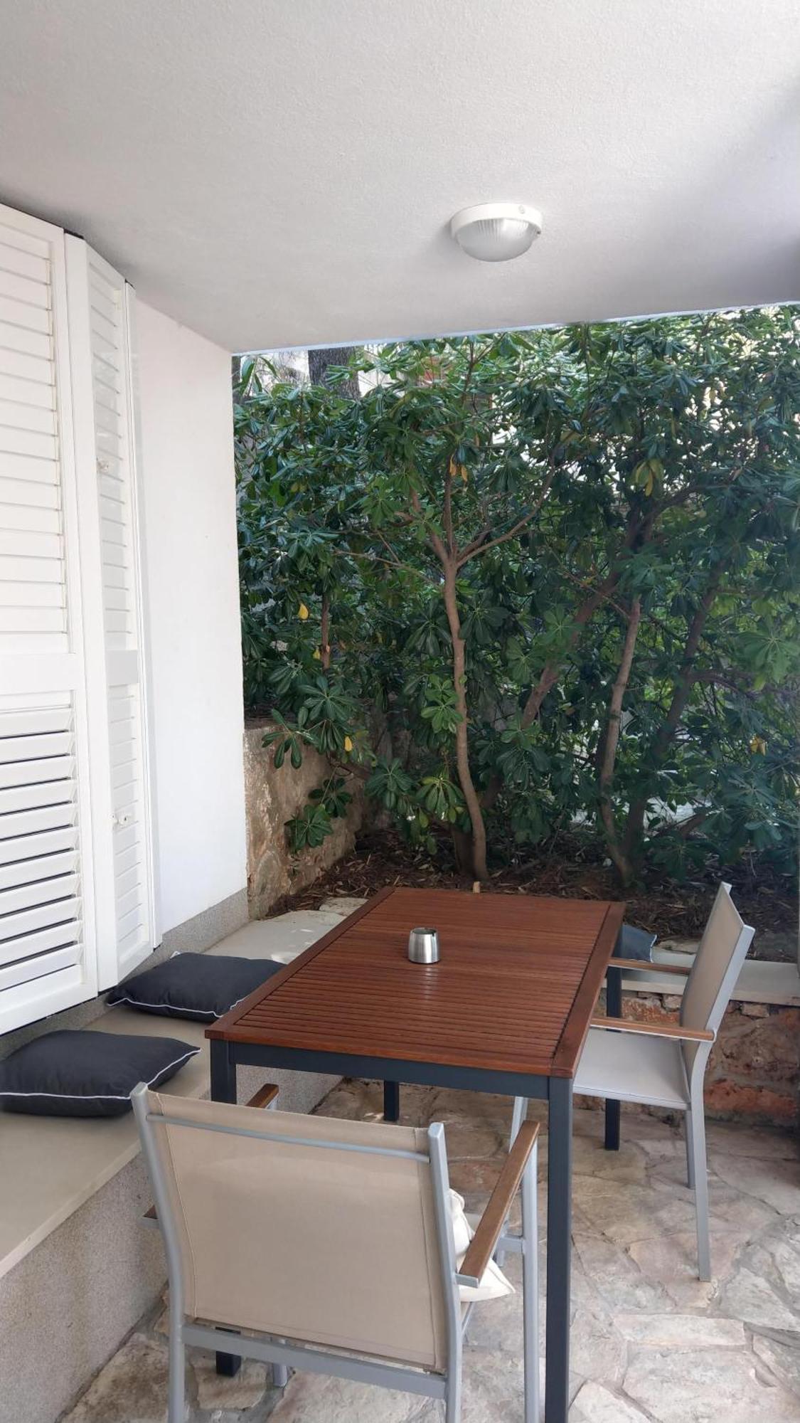 Cozy Jelsa Apartment In The Shade Of The Pines. Kültér fotó